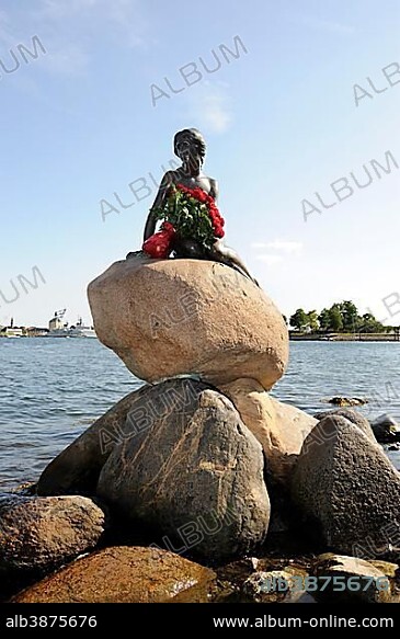 Little Mermaid, landmark of Copenhagen, sculpture by Edvard Eriksen, 1913, Copenhagen, Denmark, Scandinavia, Northern Europe, Europe.