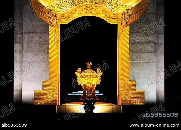 War Memorial, Bac Son Memorial statue, Dai Tuong Niem Anh Hung, Ba Dinh square, Hanoi, Vietnam, Southeast Asia, Asia.