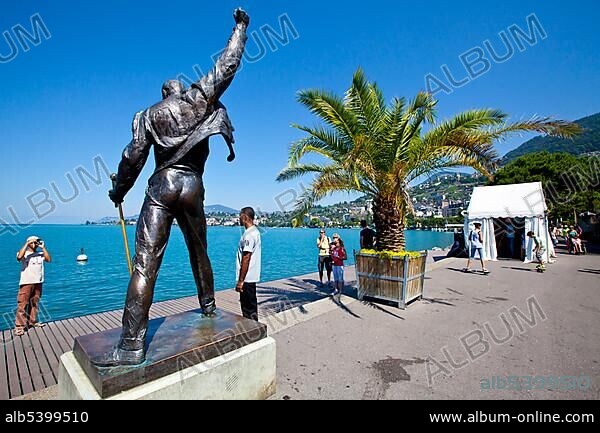 Freddie Mercury statue, Quai de la Rouvenaz, Lake Geneva, Montreux, Canton Vaud, Switzerland, Europe.