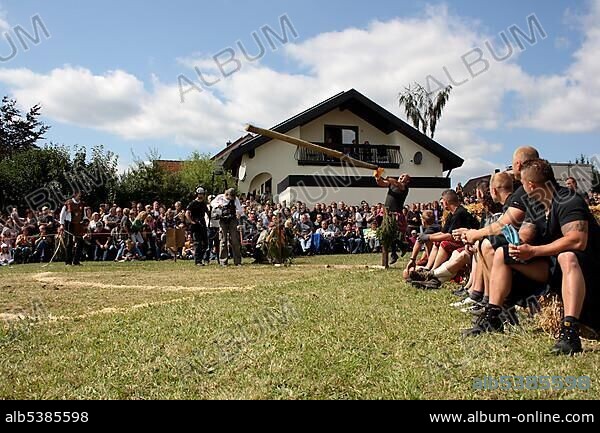 Discipline caber toss, Highland Games in Kreenheinstetten, Sigmaringen district, Upper Swabia, Baden-Wuerttemberg, Germany, Europe.
