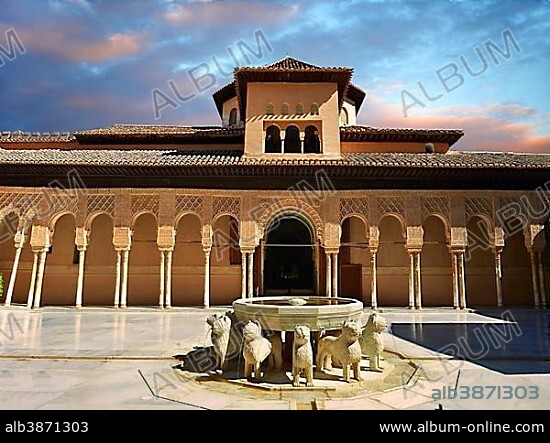 Arabesque Moorish architecture of the Patio de los Leones or Court of the Lions, Palacios Nazaries, Alhambra Palace, Granada, Andalusia, Spain, Europe.
