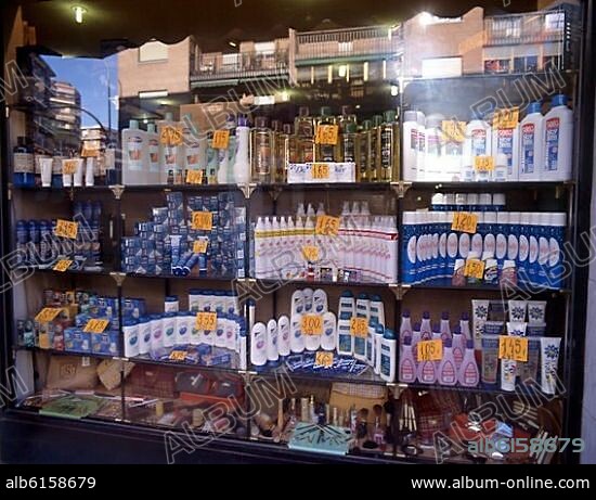 ESCAPARATE DE UNA DROGUERIA CON LOS PRECIOS EN EUROS Y EN PESETAS.