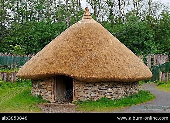 House from the Bronze Age, reconstructed, Irish National Heritage Park, Wexford, County Wexford, Ireland, Europe.