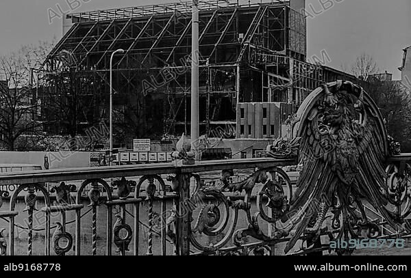 GDR, Berlin, 18. 04. 1985, demolition of the old Friedrichstadtpalast on the Spree, seen from the Weidendamm bridge, eagle.