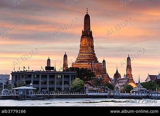 Wat Arun, Temple of Dawn, Chao Phraya River, sunset, Bangkok, Thailand, Asia.