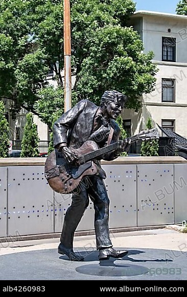 Statue of Rock´n´Roll Legend Chuck Berry on Delmar Boulevard, Delmar Loop, St. Louis, Missouri, USA, North America.