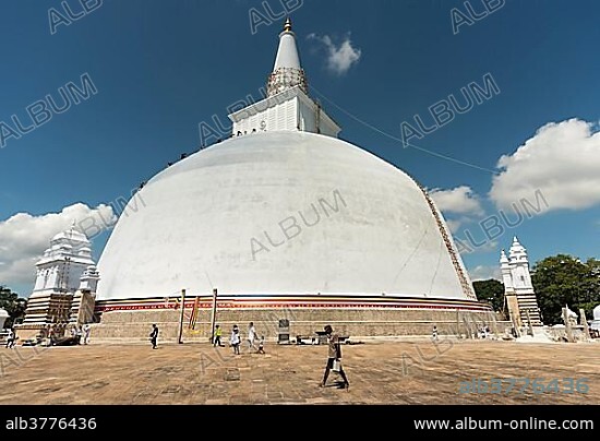 Ruwanwelisaya or Ruwanweli Maha Seya Stupa, Anuradhapura, Sri Lanka, Asia.