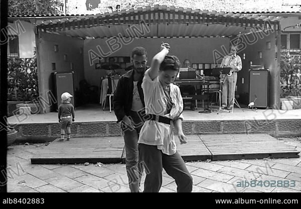 GDR, Berlin, 07. 07. 1986, Tanz im Prater (beer garden), Kleine Bühne (summer course of the KKH (Kreiskulturhaus) Prater in Prenzlauer Berg, left: Artist, paintress Jeanett Kipka).