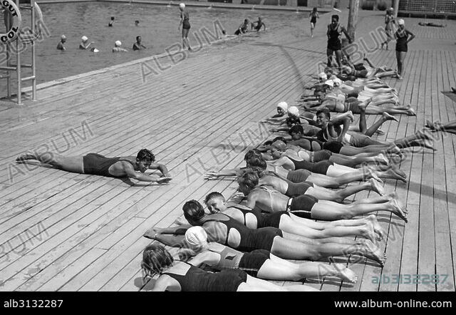 Children Getting Swim Lessons - Album alb3132287