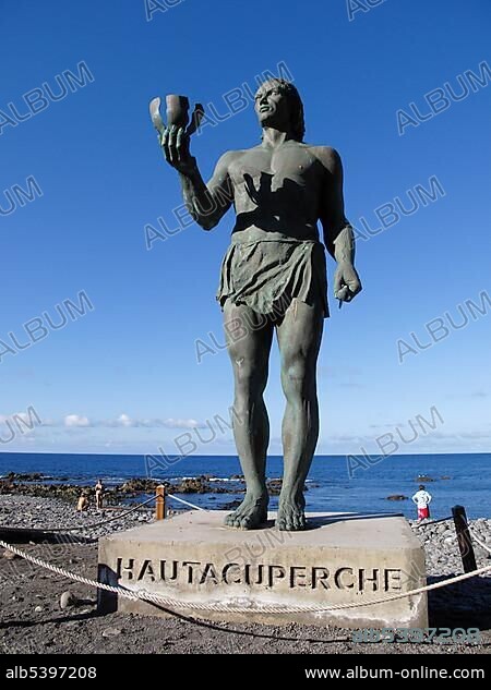 Memorial to Guanche warrior Hautacuperche, bronze statue, Valle Gran Rey, La Gomera, Canary Islands, Spain, Europe.