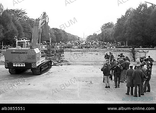 The start of the demolition of the Berlin Wall at the Brandenburg Gate, Berlin, Germany, Europe.