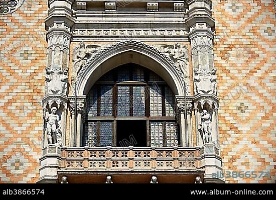 Gothic style balcony on the south facade, Doge's Palace, Venice, Veneto, Italy, Europe.