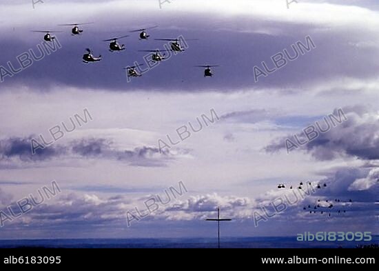 ESCUADRILLA DE HELICOPTEROS SOBREVOLANDO LA BASE MILITAR DE LAS FAMET.