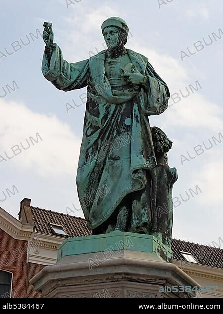 Statue of Laurens Janszoon Coster, who is locally claimed to have invented printing before Gutenberg, Grote Markt, Haarlem, Holland, Netherlands, Europe.