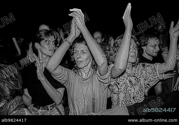 GDR; Berlin; 12.02.1990; Political Festival in the Werner-Seelenbinder-Halle; Dance.
