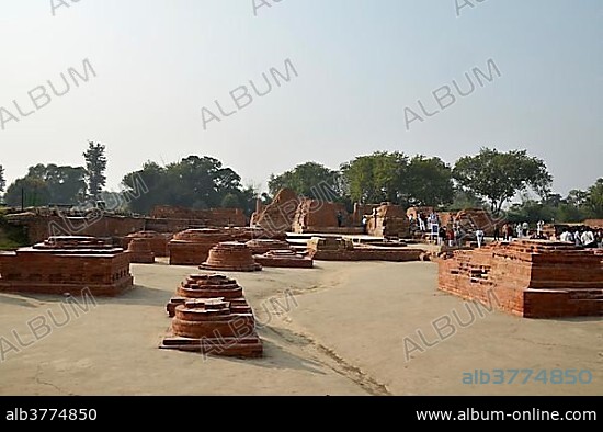 Historical Buddhist pilgrimage site, Dhamekh Stupa, Game Park of Isipatana, Sarnath, Uttar Pradesh, Indian, South Asia, Asia.