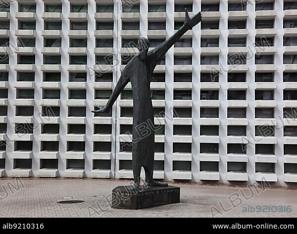 Statue The Admonisher, St. Mary's Assumption, also St. Mary's, Roman Catholic church building, St. Horten, church was nominated for the Ugliest Church in the World competition in October 2020. Built according to plans by the architect Erwin Schiffer from Cologne and consecrated in 1966, Ahaus, Münsterland, Regierungsbezirk Münster, Landkreis Borken, North Rhine-Westphalia, Germany, Europe.
