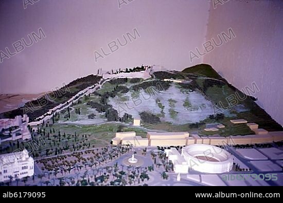 INTERIOR DEL MUSEO- MAQUETA DE MALAGA - DETALLE DE GIBRALFARO LA PLAZA DE TOROS Y EL AYUNTAMIENTO.