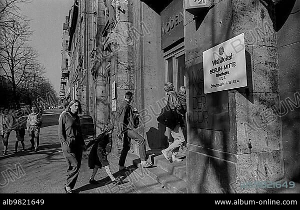 GDR; Berlin; 18.03.1990; polling station in Brunnenstraße (Fashion Institute of the GDR).
