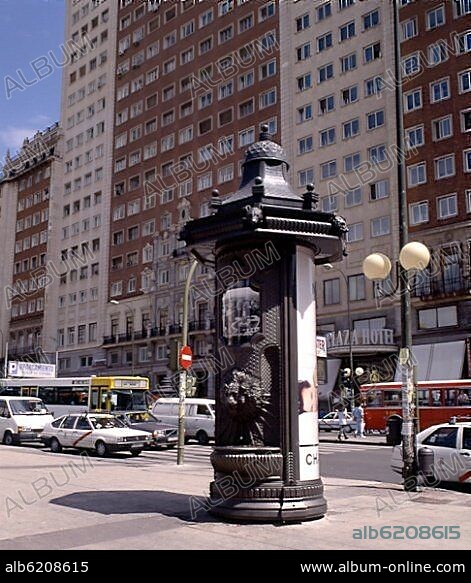 CHIRIMBOLO CON SOPORTE PUBLICITARIO Y FUENTE DETRÁS FACHADA DEL EDIFICIO ESPAÑA CONSTRUCION DE ENTRE 1948 y 1953 SITUADO EN LA PLAZA DE ESPAÑA NUMERO.