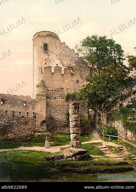 Castle courtyard and pillory of Kynast; Kynastburg in the Giant Mountains; formerly Germany; today Chojnik Castle in Poland; Historic; digitally restored reproduction of a photochrome print from the 1890s.