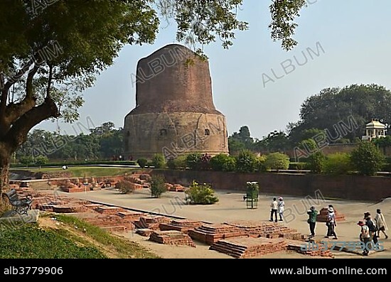 Historical Buddhist pilgrimage site, Dhamekh Stupa, Game Park of Isipatana, Sarnath, Uttar Pradesh, Indian, South Asia, Asia.