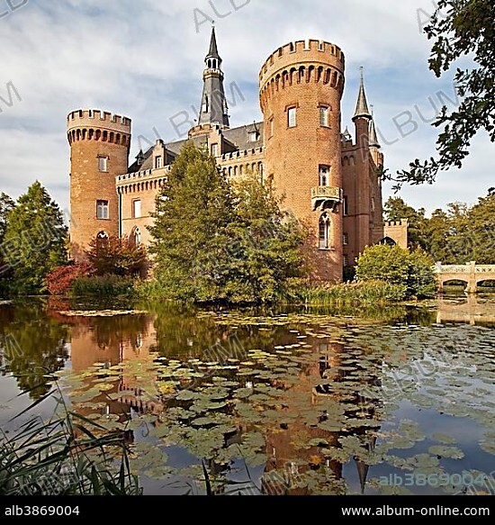 Schloss Moyland Castle, moated castle, Museum of Modern Art, near Bedburg-Hau, North Rhine-Westphalia, Germany, Europe.