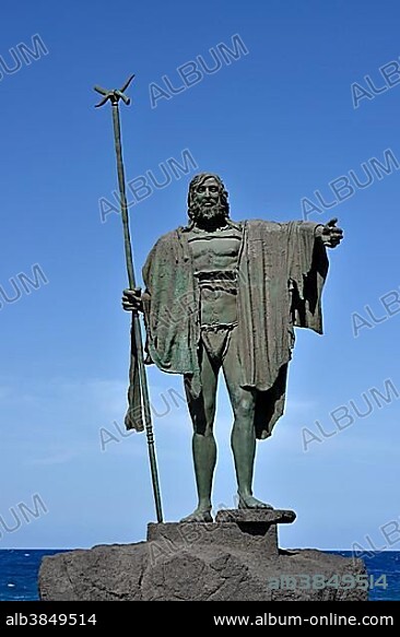 Mencey Statue on the Candelaria Promenade, Statue of Guanchen King Beneharo, Tenerife, Canary Islands, Spain, Europe.
