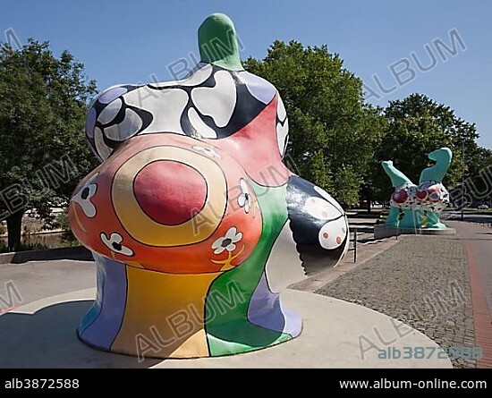 NIKI DE SAINT-PHALLE. Nana sculptures by Niki de Saint Phalle, Leineufer, Hanover, Lower Saxony, Germany, Europe.