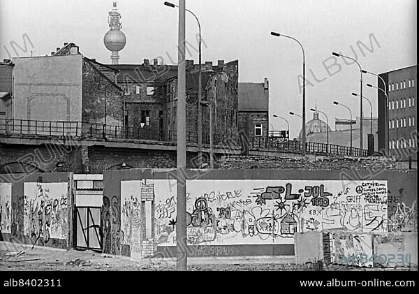 GDR, Berlin, 01. 08. 1990, Wall at the Spreebogen, watchtower, railway line.
