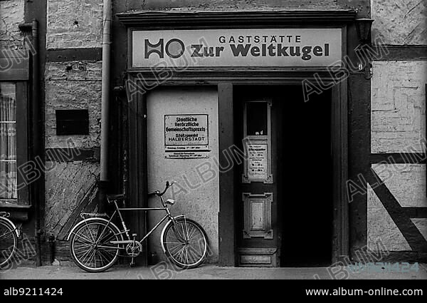 GDR, Halberstadt, 27.05.1988, Zur Weltkugel restaurant.