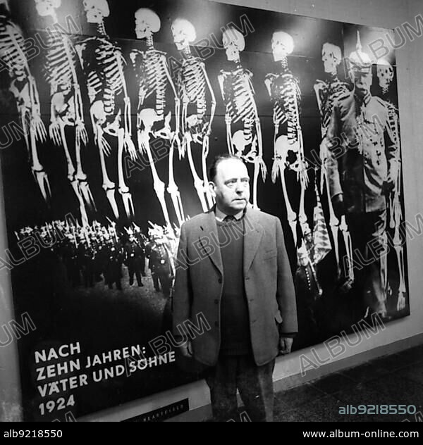 The artist and inventor of political photomontage John Haertfield at an exhibition of his works in 1964 in East Berlin, DEU, Germany, GDR, Europe.