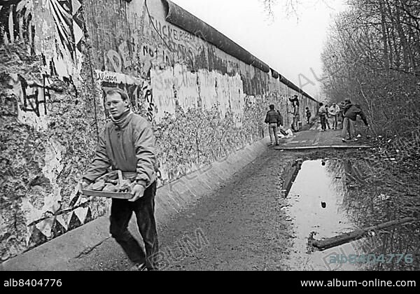 GDR, Berlin, 11. 01. 1990, Wall woodpecker with pieces of the wall, at the Tiergarten.
