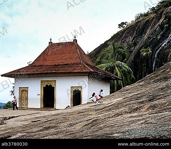 Entrance to the Dambulla Cave Temple or Golden Temple of Dambulla, rock temple, UNESCO World Heritage Site, Dambulla, Zentralprovinz, Sri Lanka, Asia.