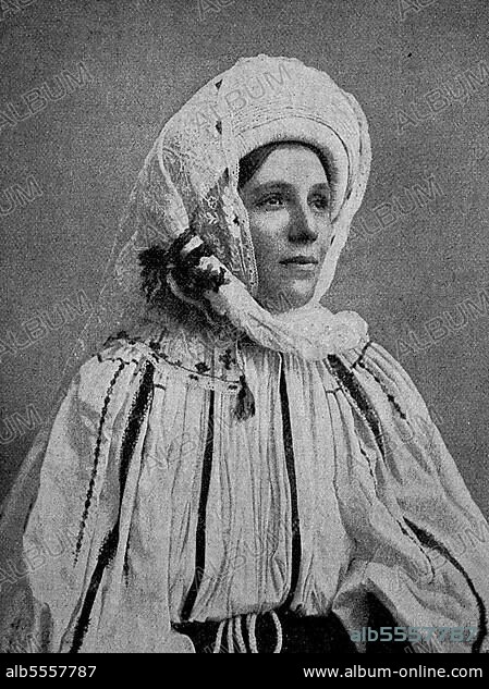Frau aus Siebenbürgen in der Tracht von Hermannstadt, Rumänien, Foto aus dem Jahre 1899, Historisch, digital restaurierte Reproduktion einer Originalvorlage aus dem 18. Jahrhundert, genaues Originaldatum nicht bekannt.