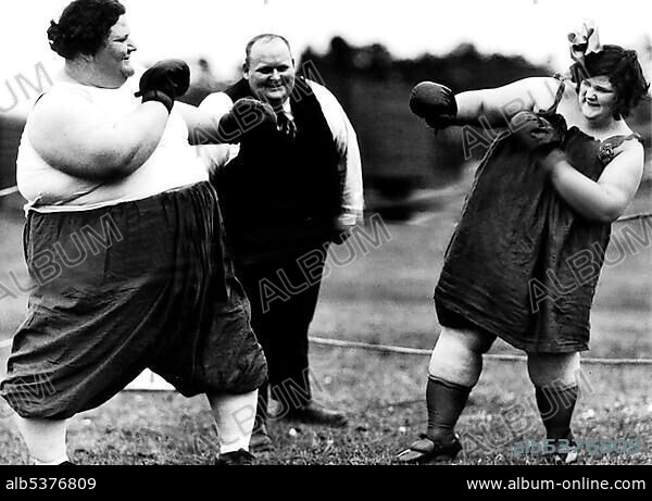 Fat women boxing, historic photograph, around 1910.