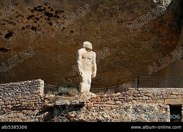 Cro-Magnon Man statue, Museum of Prehistory, Les Eyzies, Dordogne, Aquitaine, France, Europe.