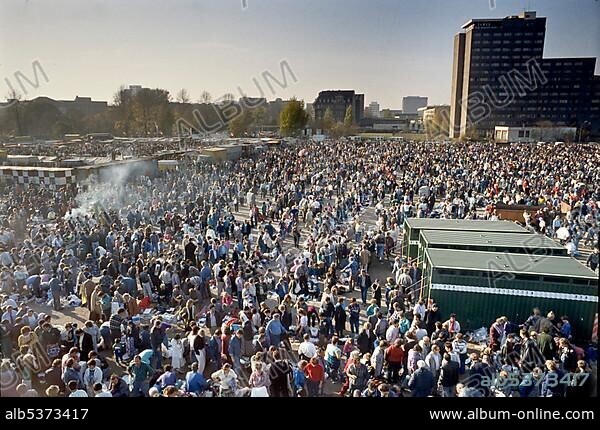Fall of the Berlin wall, street market, colloquially known as Polenmarkt, at Potsdamer Platz, Potsdam Square, 1990, Berlin, Germany, Europe.