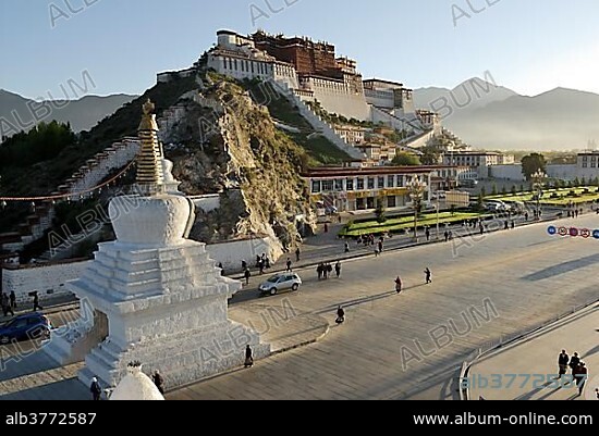 Potala Palace in the morning sun, winter palace of the Dalai Llama, Lhasa, Tibet, China, Asia.