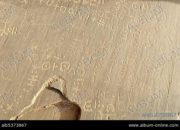 Tuareg script (Tifinagh) on stone, rock carvings, Youf Ahakit, Tassili du Hoggar, Wilaya Tamanrasset, Algeria, Sahara, North Africa, Africa.