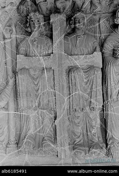 MAESTRO MATEO. ANGELES CON LA CRUZ SIMBOLO DE LA PASION- DETALLE DEL TIMPANO DEL ARCO CENTRAL DEL PORTICO DE LA GLORIA - SIGLO XII - ROMANICO ESPAÑOL - B/N - AÑOS 50.