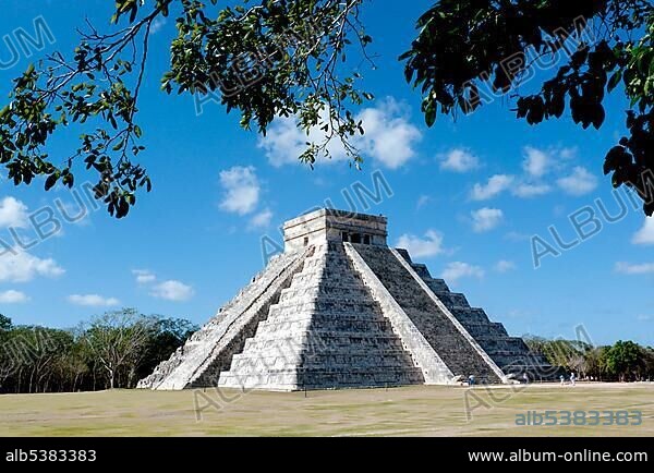 El Castillo, Kukulkan pyramid at Chichen Itza, Yucatan, Mexico, Central America.