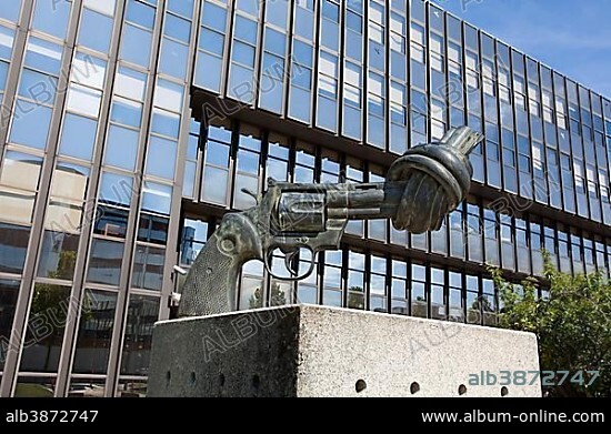 The Knotted Gun or Non Violence, a monument by Carl Frederick Reuterwaerd, Jean Monnet Building of the European Commission, European quarter, Kirchberg plateau, Luxembourg City, Europe.