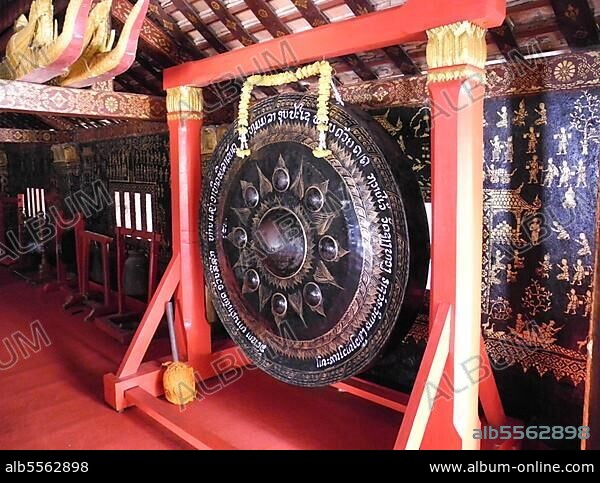 Ritual Gong, Wat Xieng Thong Temple, Luang Prabang, Luang Prabang Province, Laos, Asia.