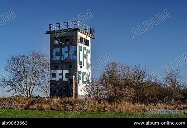 An observation tower was a watchtower of the GDR border troops. It consisted of concrete elements and could be entered through a steel door. The height varied depending on the necessity of the surroundings. Staggered metal ladders inside led upwards via two to three intermediate levels. The pulpit provided space for four to five soldiers, who usually formed the alarm group. The roof terrace was secured by a steel pipe railing. On the roof terrace was a swivelling and remote-controlled searchlight.
