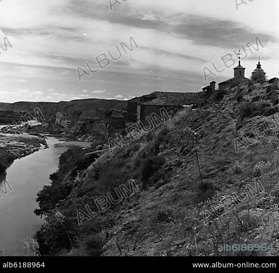 ERMITA DEL CRISTO DE RIVAS JUNTO AL RIO JARAMA - FOTOGRAFIA EN BLANCO Y NEGRO - AÑOS 60.