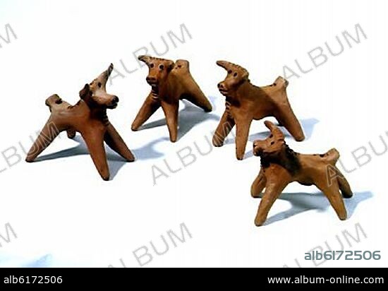 PITOS EN FORMA DE TOROS EN BARRO.