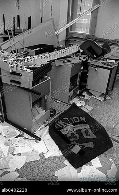 GDR, Berlin, 19 February 1990, headquarters of the GDR State Security in Normannenstraße, devastated office.