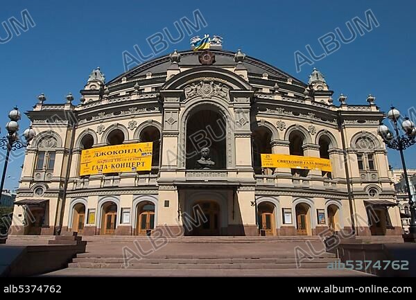 Ukraine Kiev historical building of Opera Nationales Taras Sevcenko Opera and balett theater build in 1898-1901 in the style of barock neoromnatic and the rationalism place of Opera blue sky 2004.