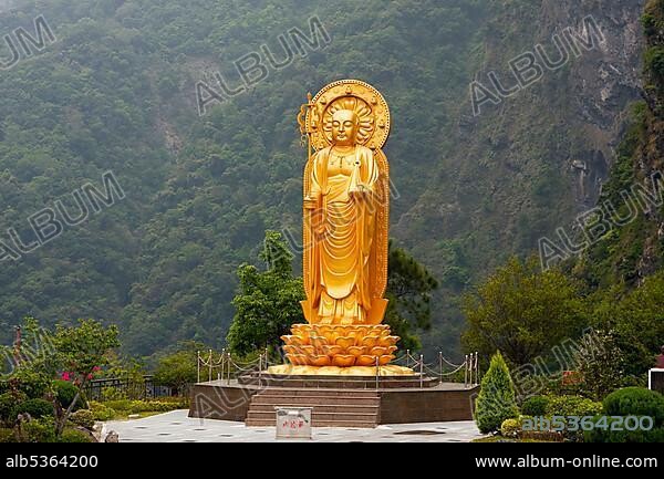 Buddha statue at Tiansian, Taroko Gorge National Park, near Hualien, Taroko National Park, Taiwan, Asia.